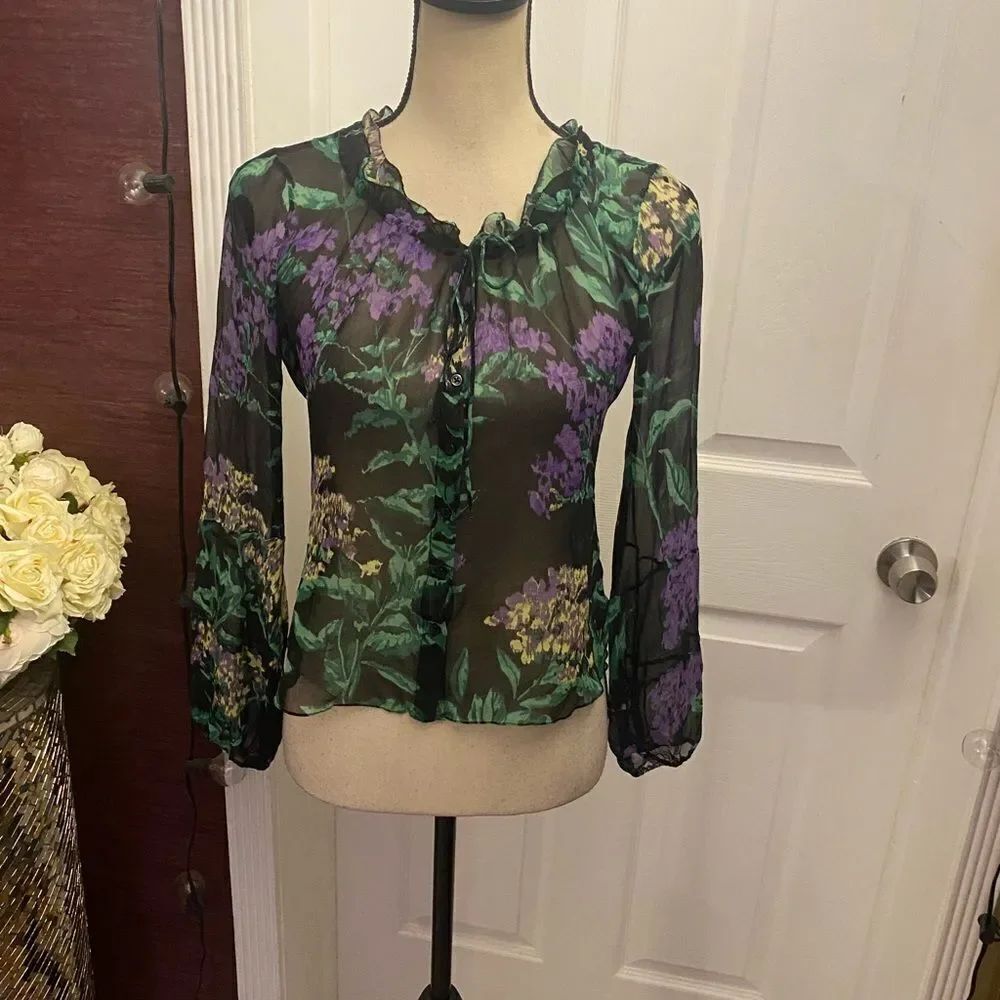 Elie Tahari delicate 100% silk blouse, S